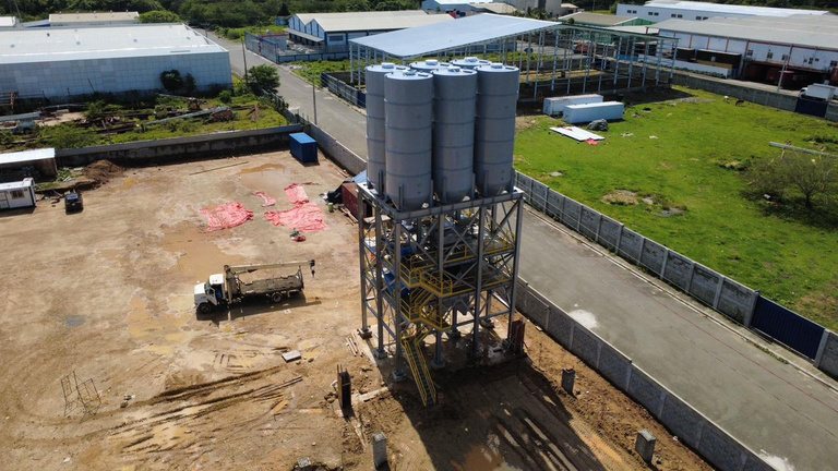 Torre de producción industrial de PEGAFORTE con sus silos, vista aérea