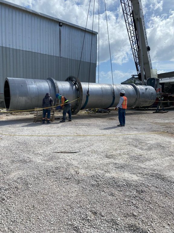 Izaje del cilindro de un secador industrial con grúa